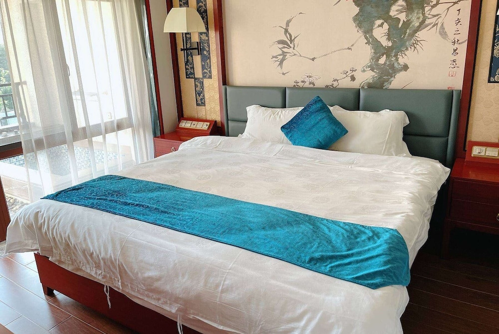 Deluxe Suite, 1 King Bed, Non Smoking, Garden View
