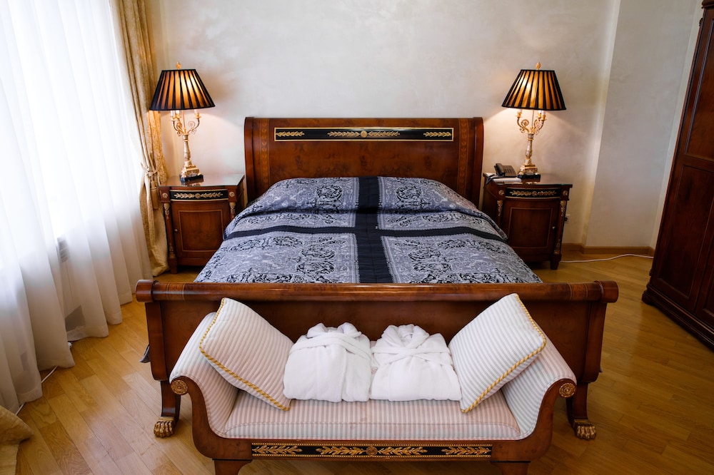 Business Suite, 1 King Bed photo 3