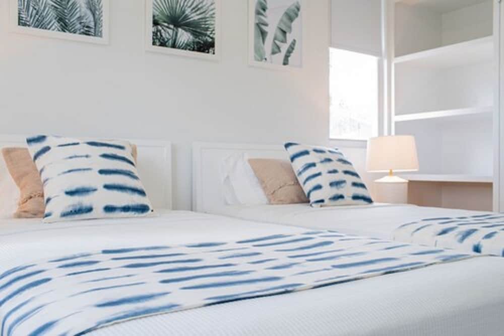 Luxury Room, 1 King Bed, Non Smoking, Partial Ocean View
