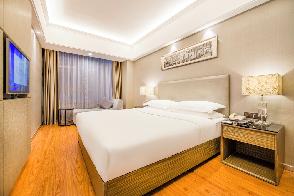 Superior Room, 1 King Bed photo 1