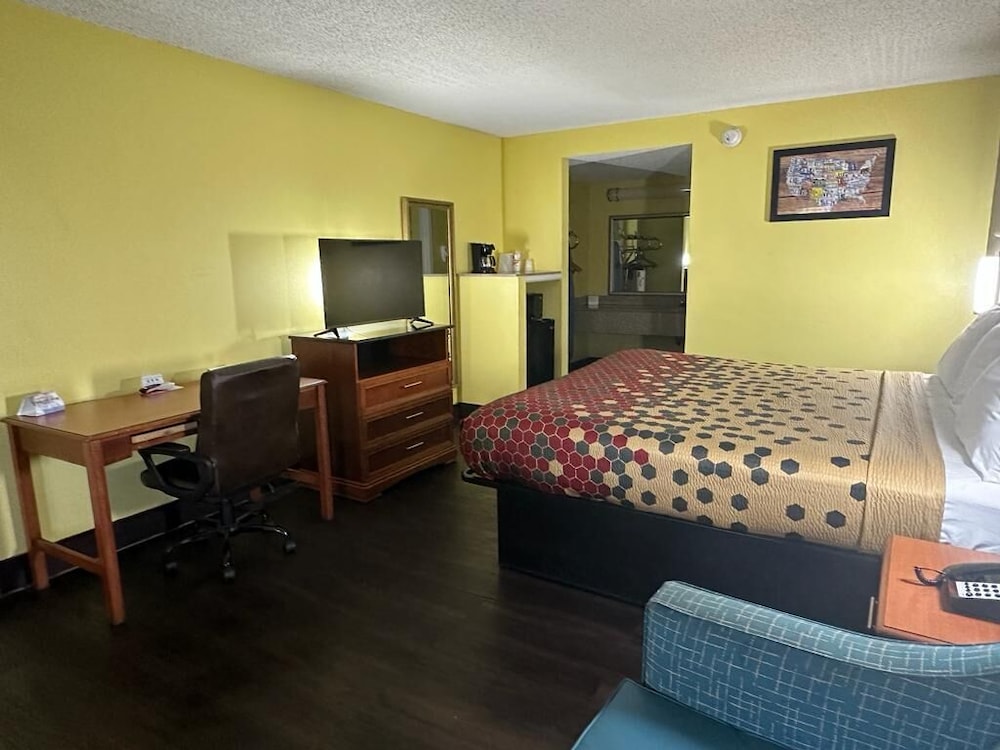 Standard Room, 1 King Bed, Smoking photo 1