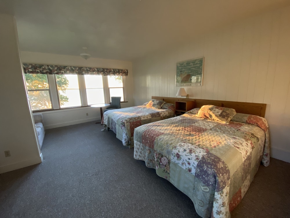 Traditional Room, 2 Queen Beds, Lakeside photo 3