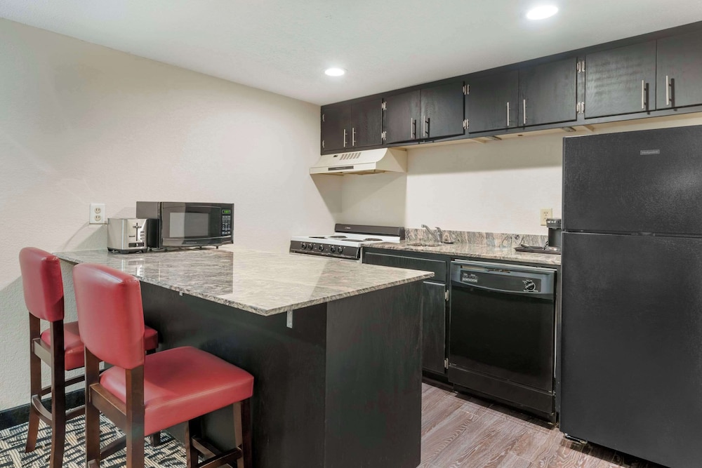Family Suite, 2 Queen Beds - Photo 4