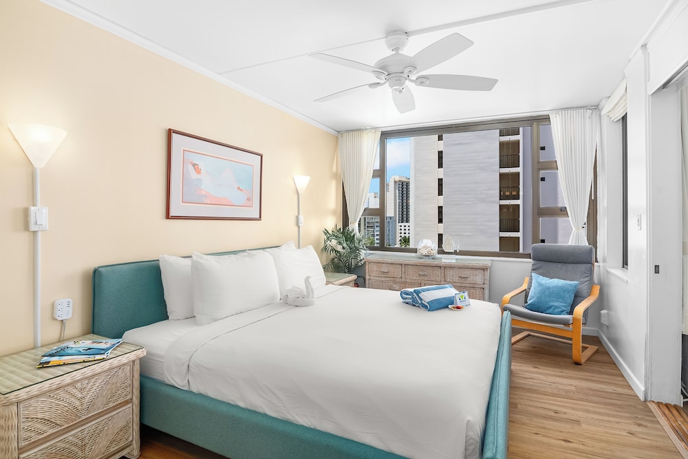 Premium Remodeled Condo with Ocean View and Parking: Premium Apartment, 1 King Bed with Sofa bed, Kitchen, Ocean View (0168) photo