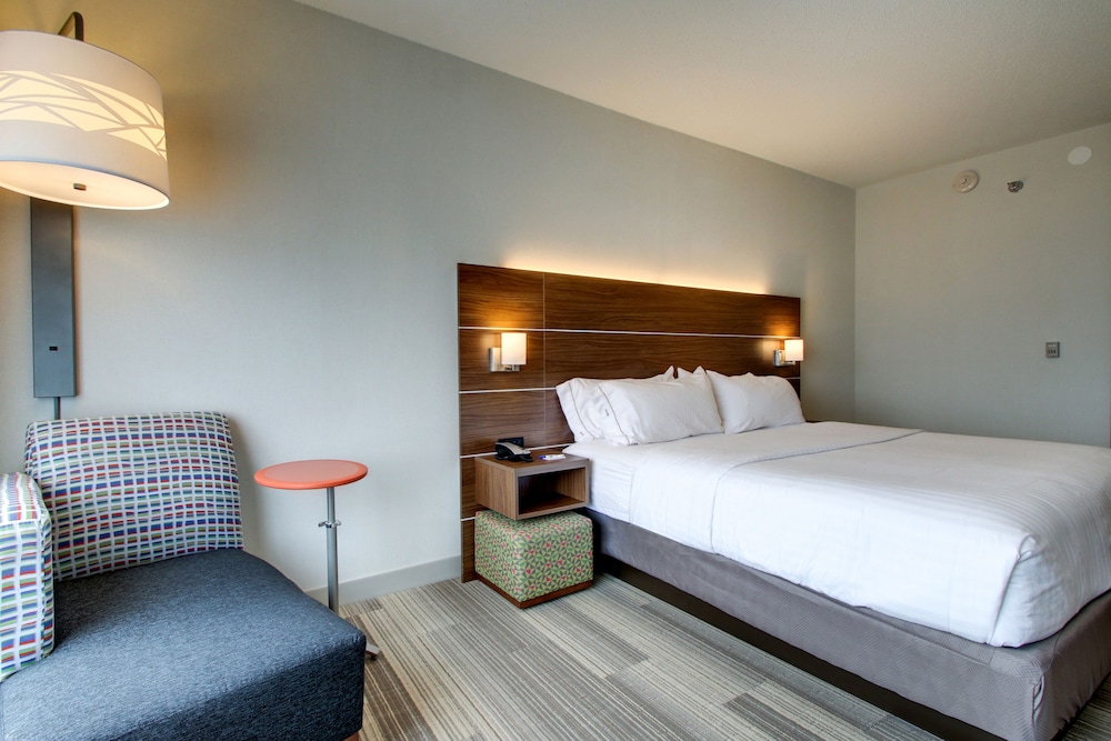 Suite, 1 King Bed - Photo 2