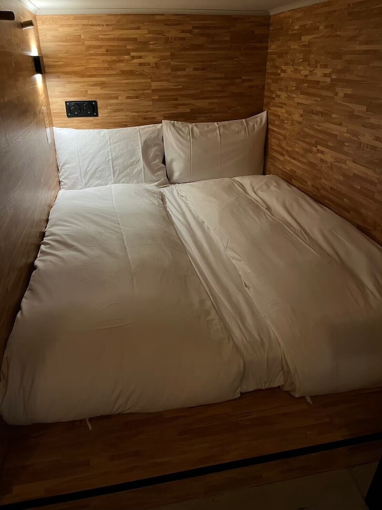 Cube (Mixed Dormitory + Shared Bathroom) photo 3