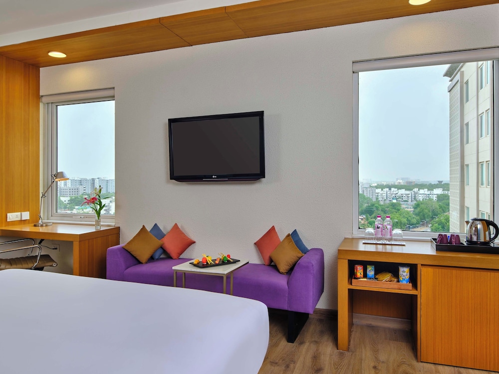 Superior Room, 1 King Bed photo 3
