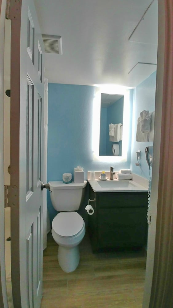 Standard Room, 1 Queen Bed - Photo 3