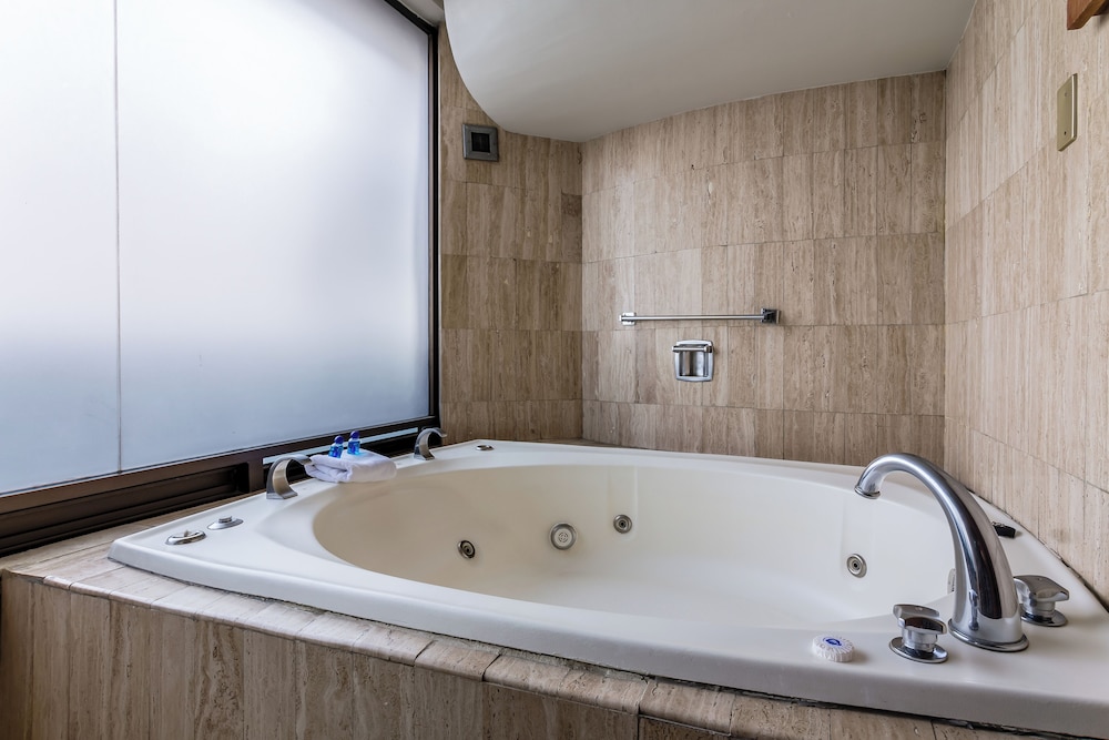 Studio Suite - Photo 13