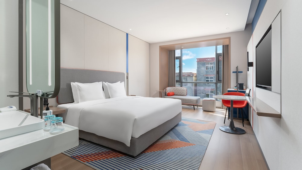 Standard Room, 1 King Bed, City View