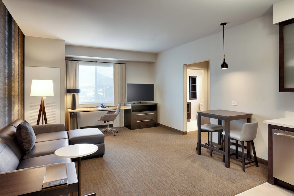 Suite, 1 Bedroom - Photo 2