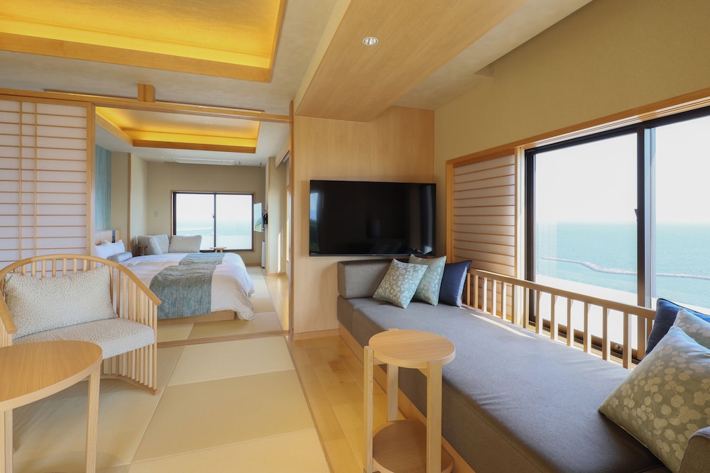 Front View Suite, Ocean View, East Wing