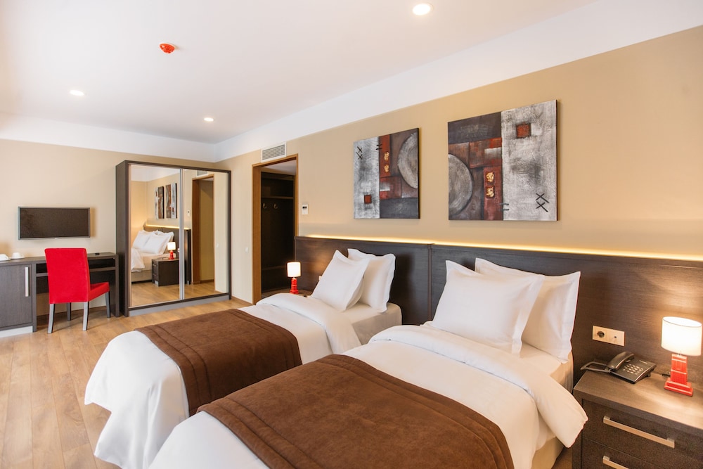 Standard Triple Room, 3 Twin Beds, Non Smoking photo 2