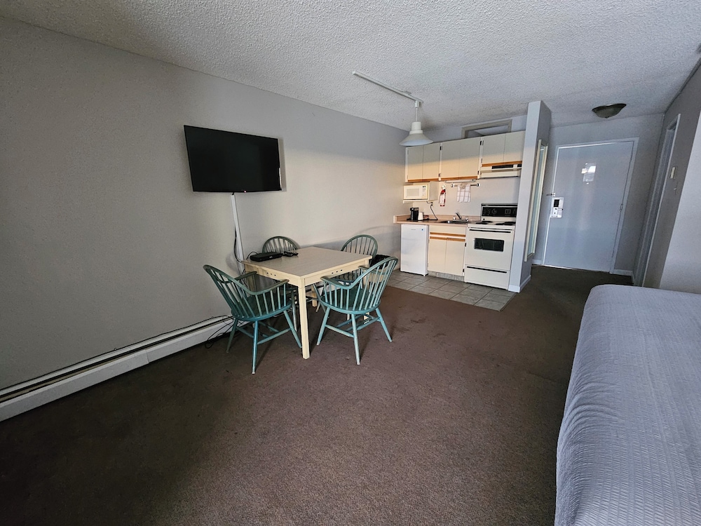 Deluxe King Room with Kitchenette photo 2