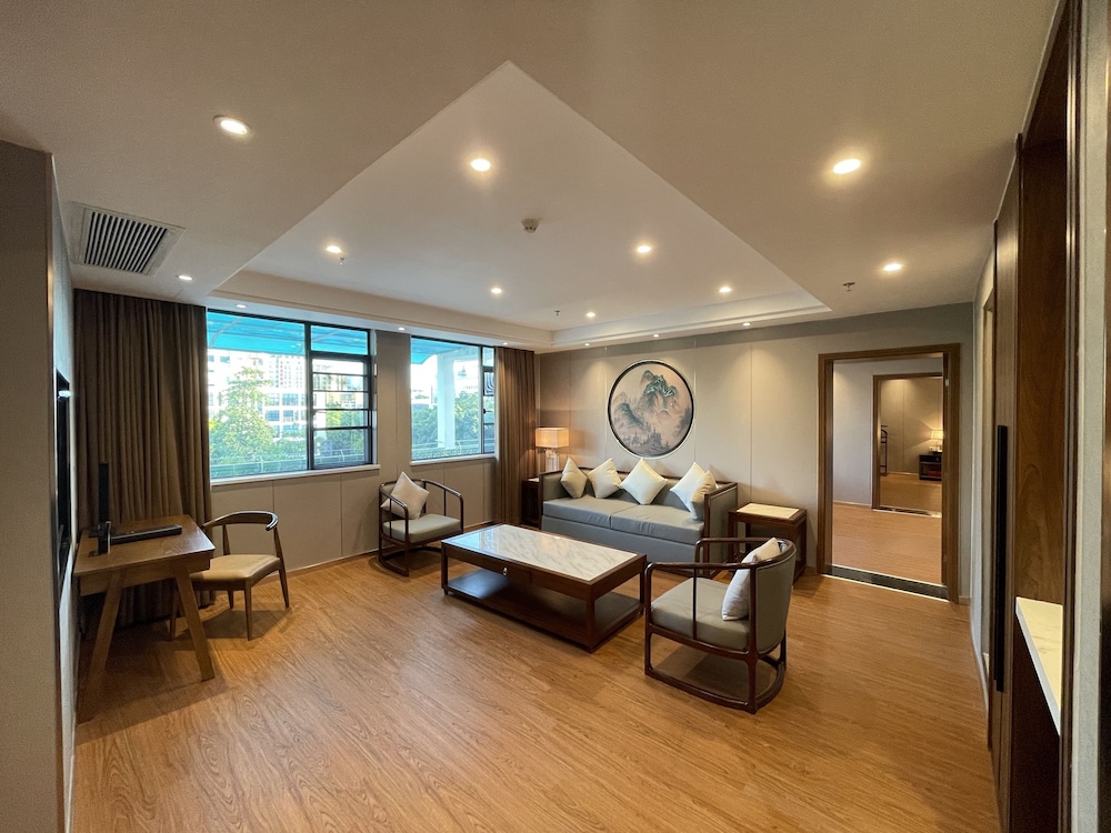 Executive Suite - Photo 1