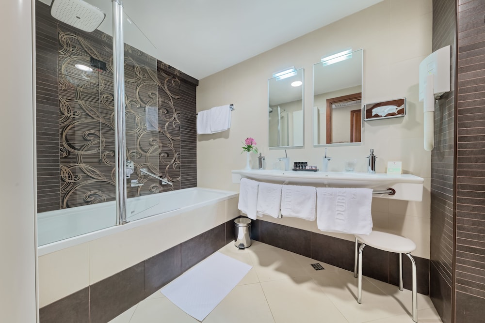 Executive Suite, 1 King Bed, City View