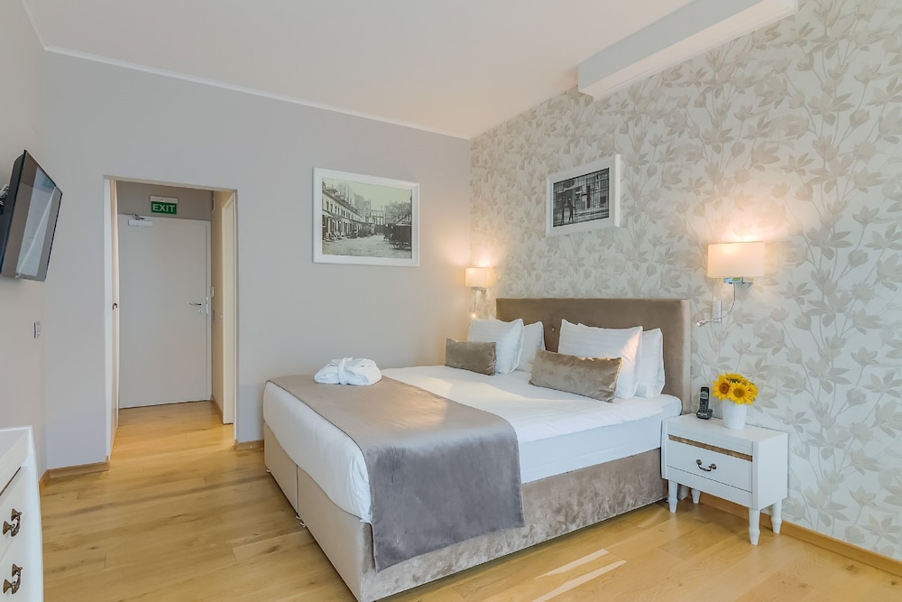 Deluxe Double Bed - Photo 8