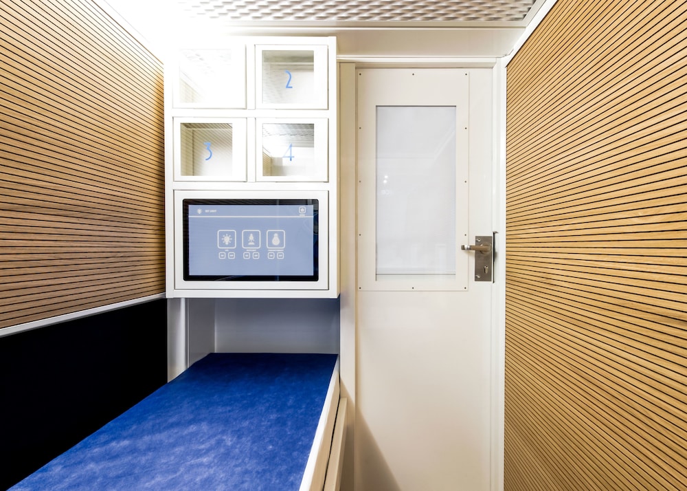 Basic Single Room (Capsule - Public Shared Bathroom) photo 2