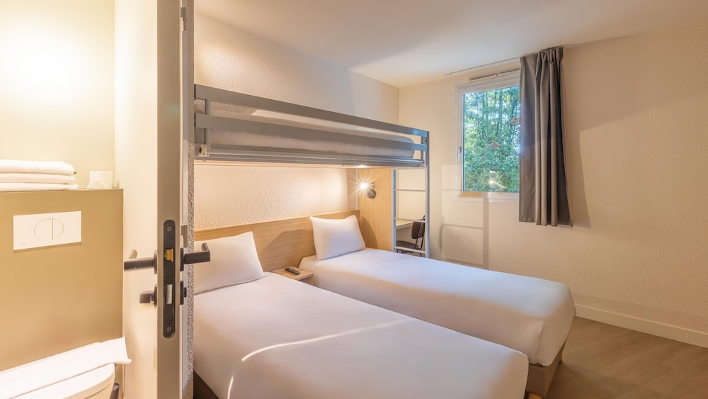 Standard Room, Multiple Beds - Photo 11