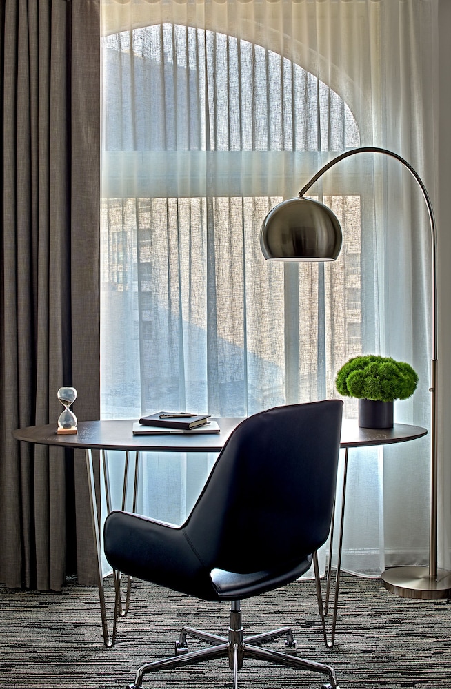 Junior Suite, 1 King Bed, City View, Corner - Photo 3