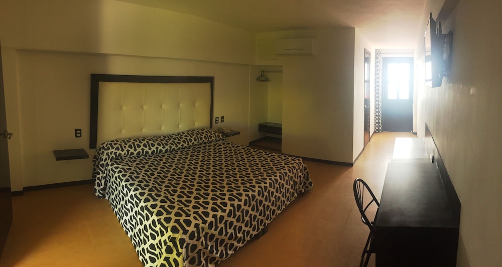 Standard Room, 1 King Bed, Sea View photo 3