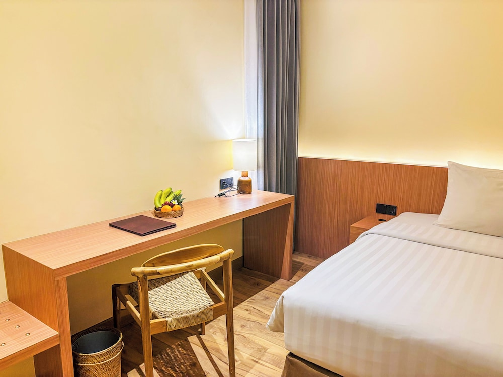 Suite, 1 Bedroom, Balcony - Photo 8