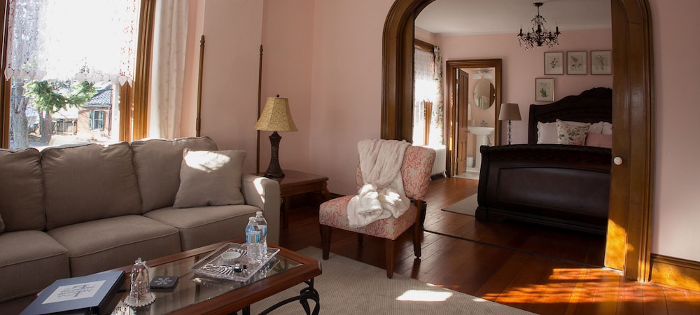 Grand Suite, 1 King Bed, City View photo 2