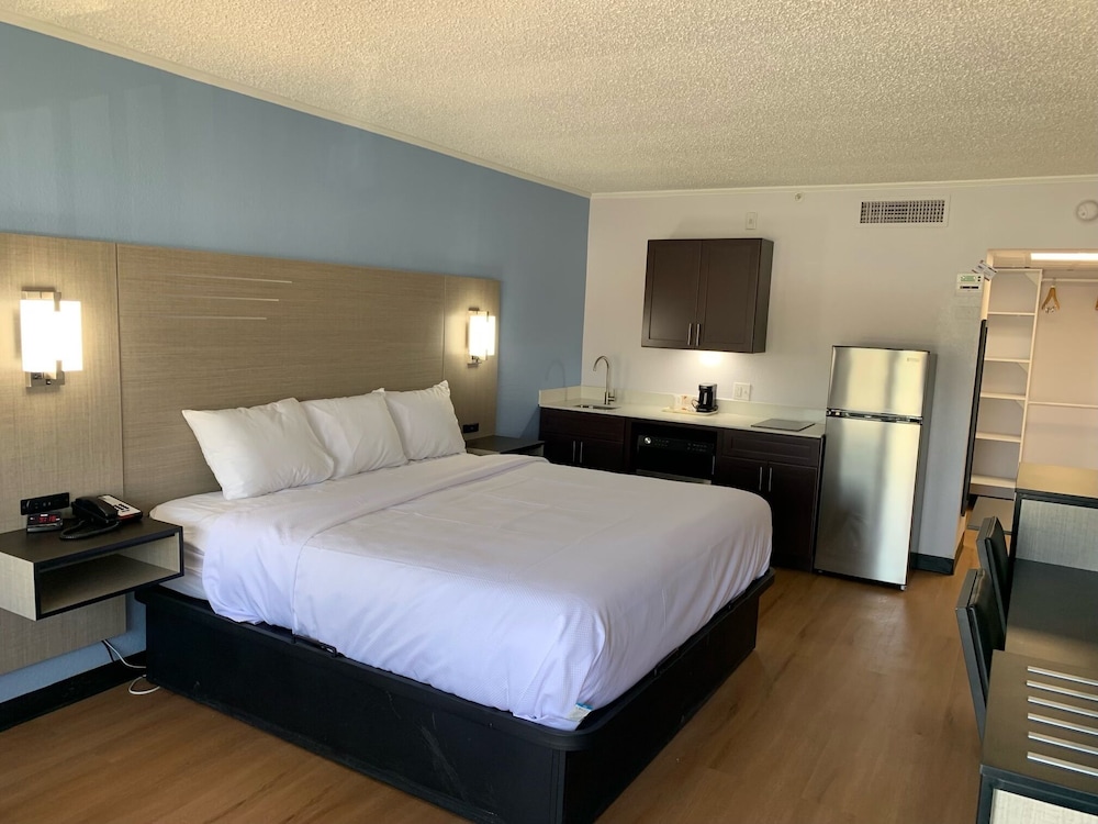 Standard Room, 1 King Bed, Non Smoking photo 3