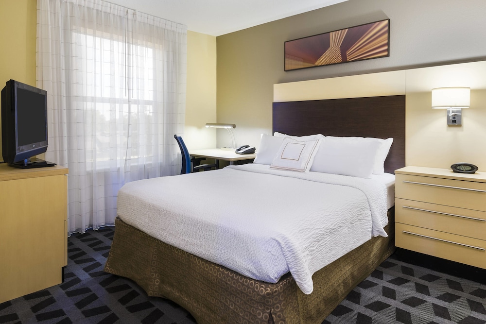 Studio, 1 Queen Bed (Mobility Accessible, Roll-In Shower) photo 1