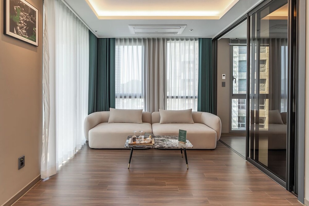 Suite - Photo 4