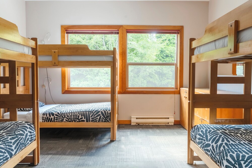 Private room with 6 single beds and shared bathrooms photo 2