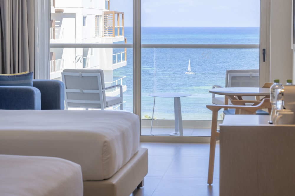 Two Bedroom Luxury Junior Suite Ocean Front Diamond Club - Photo 9