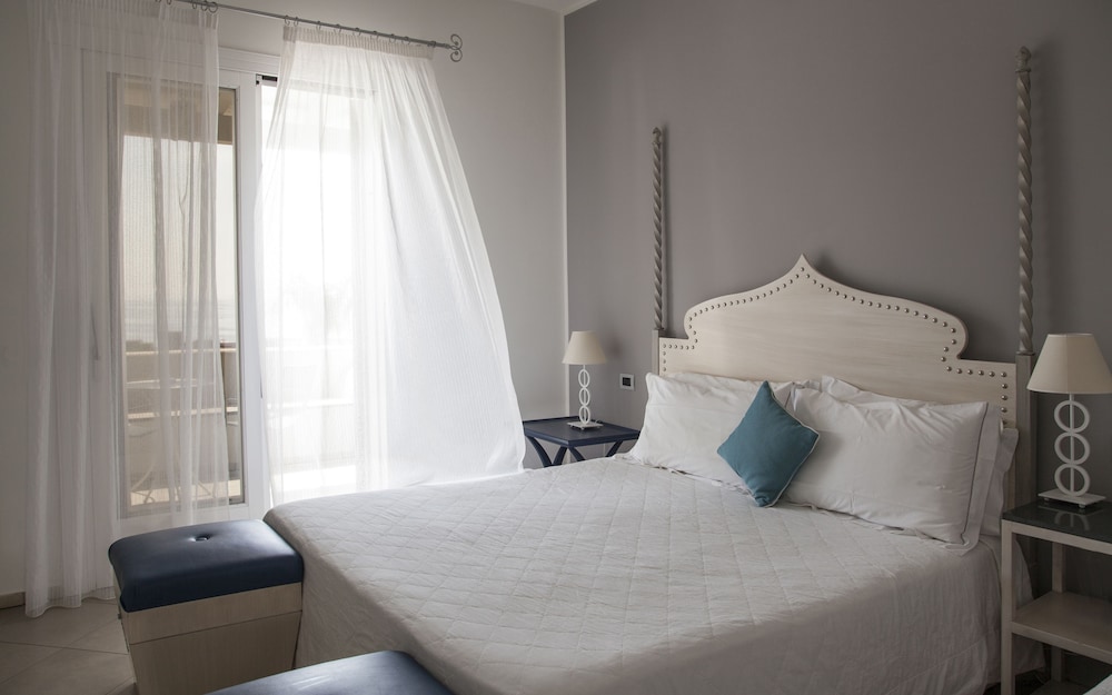 Classic Triple Room, Partial Sea View photo 2