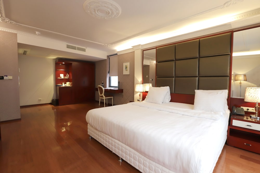 Junior Suite, 1 King Bed, Bathtub photo 2