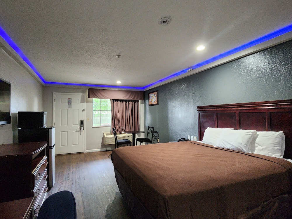 Deluxe Room, 1 King Bed, Smoking, Refrigerator & Microwave - Photo 5