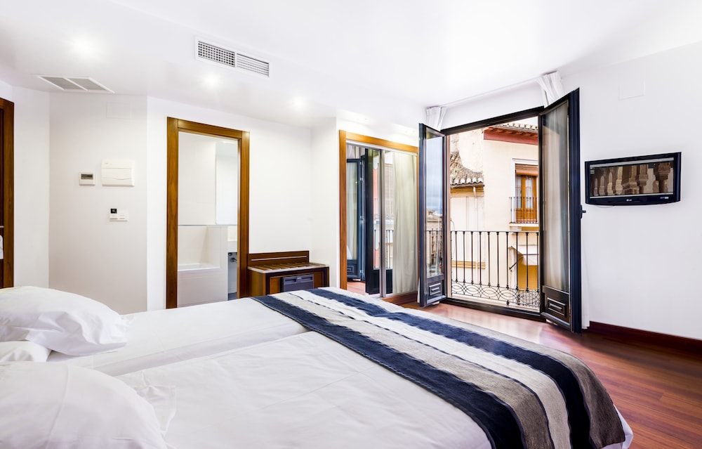 Triple Room, Balcony - Photo 5