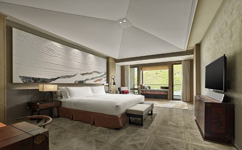 Premium Suite, 1 King Bed - Photo 2