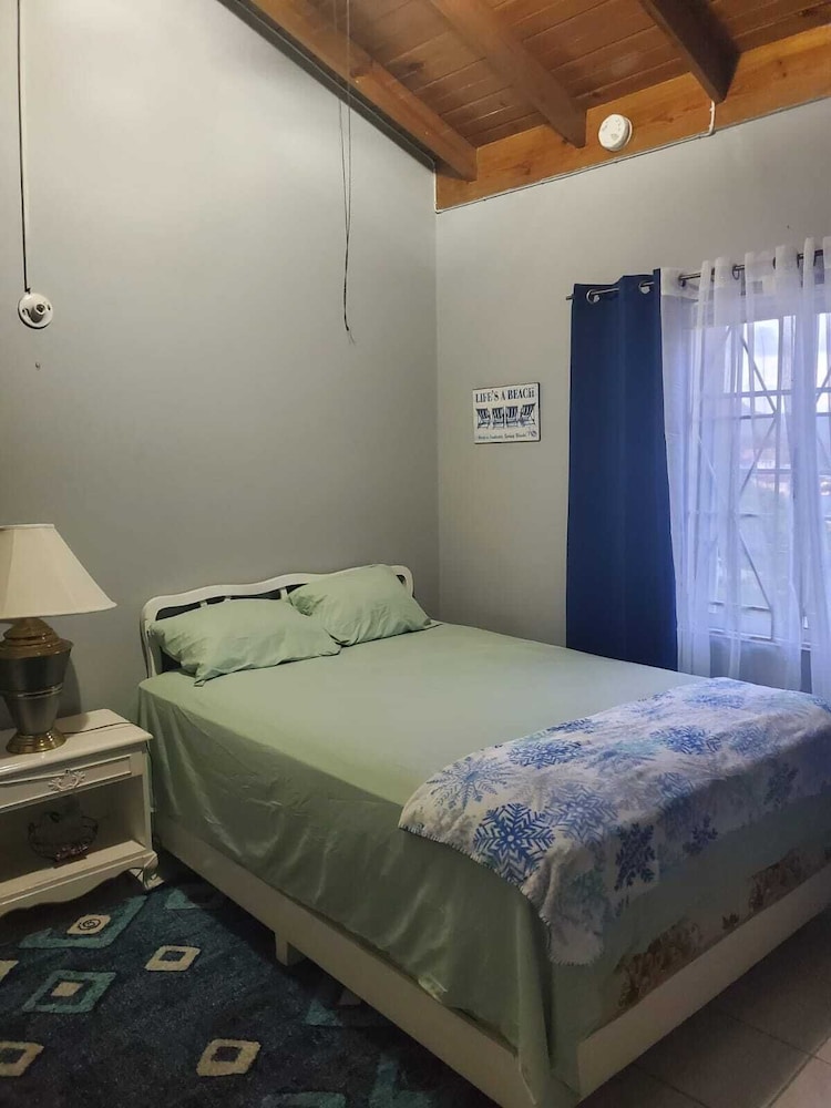 Classic Single Room, 1 Queen Bed photo 3