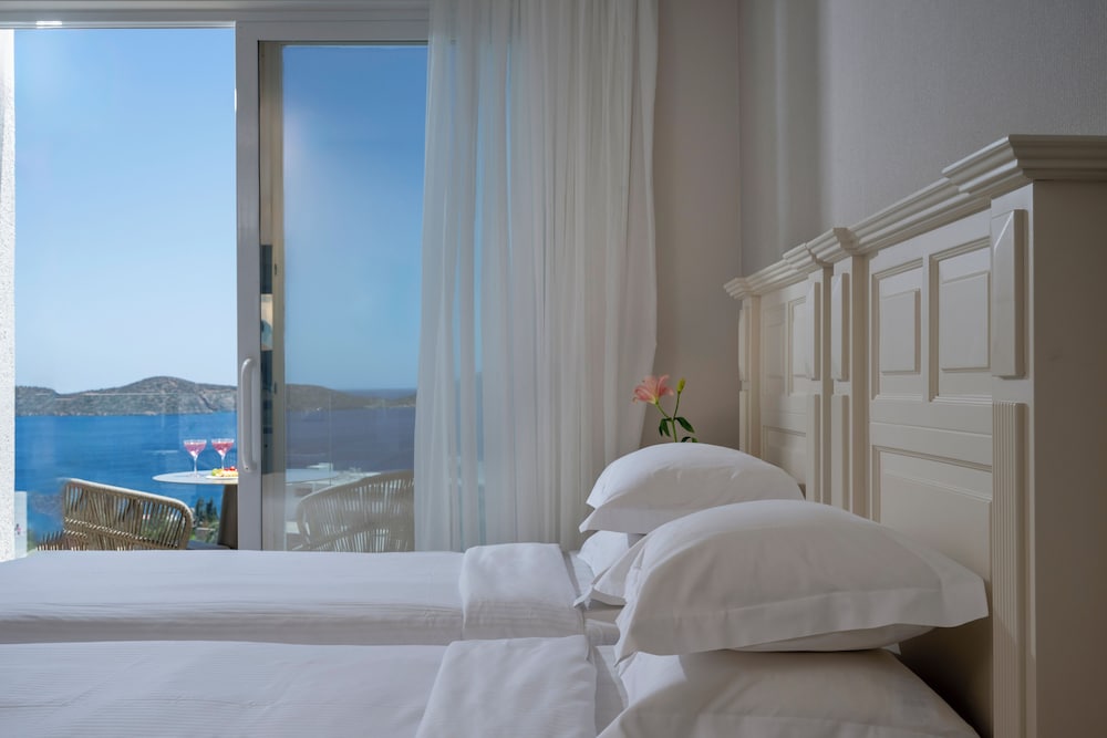 Two Bedroom Deluxe Family Suite with Sea View - Photo 4