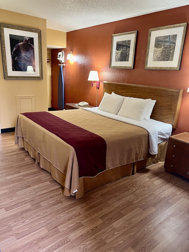 Standard Single Room, 1 King Bed, Smoking photo 1