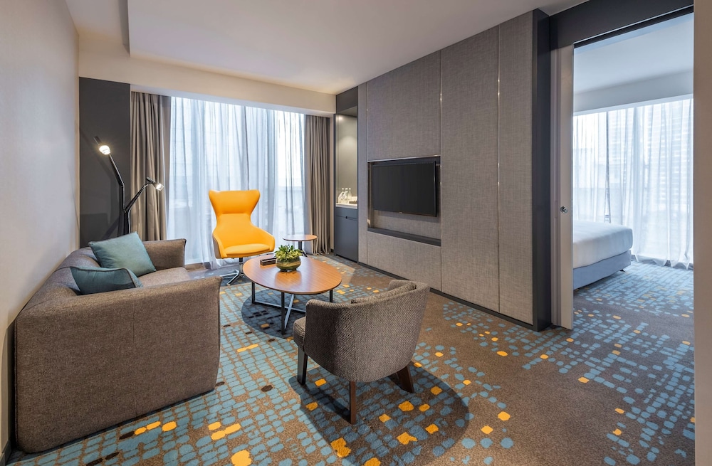 Premium Suite, 1 King Bed - Photo 2