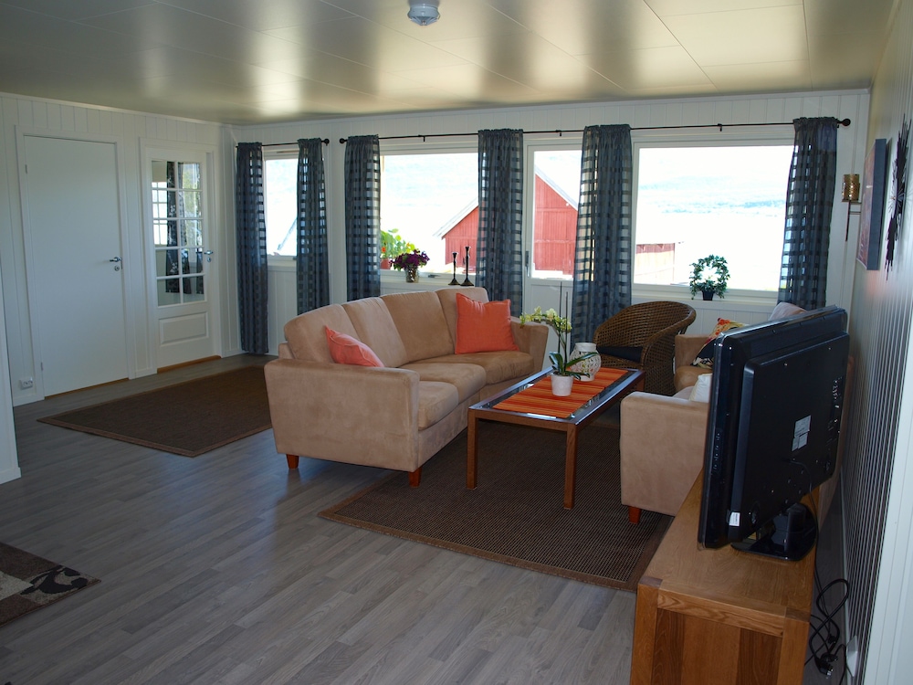 Apartment, 3 Bedrooms And 1 Alcove photo 1