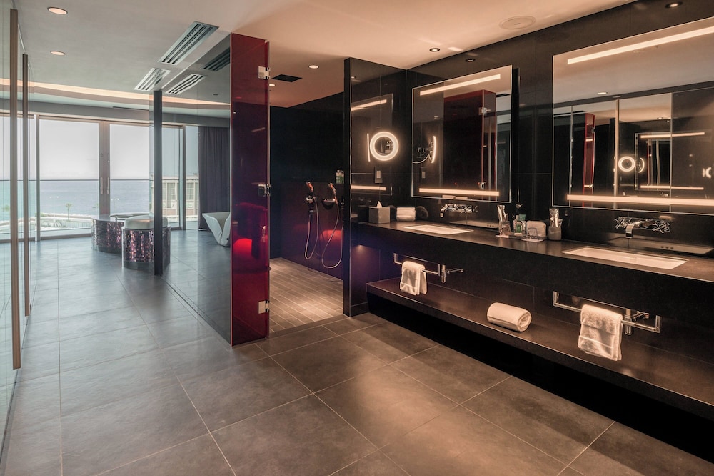 WOW Suite, 1 Bedroom Suite, 1 King, Skyline View, Terrace thumbnail 6