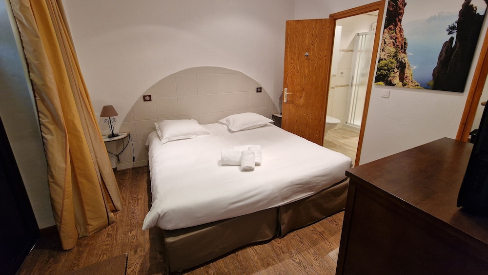 Economy Double Room, 1 Queen Bed, Non Smoking, Courtyard Area photo 2