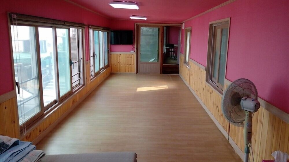 Room (Byulgwan)