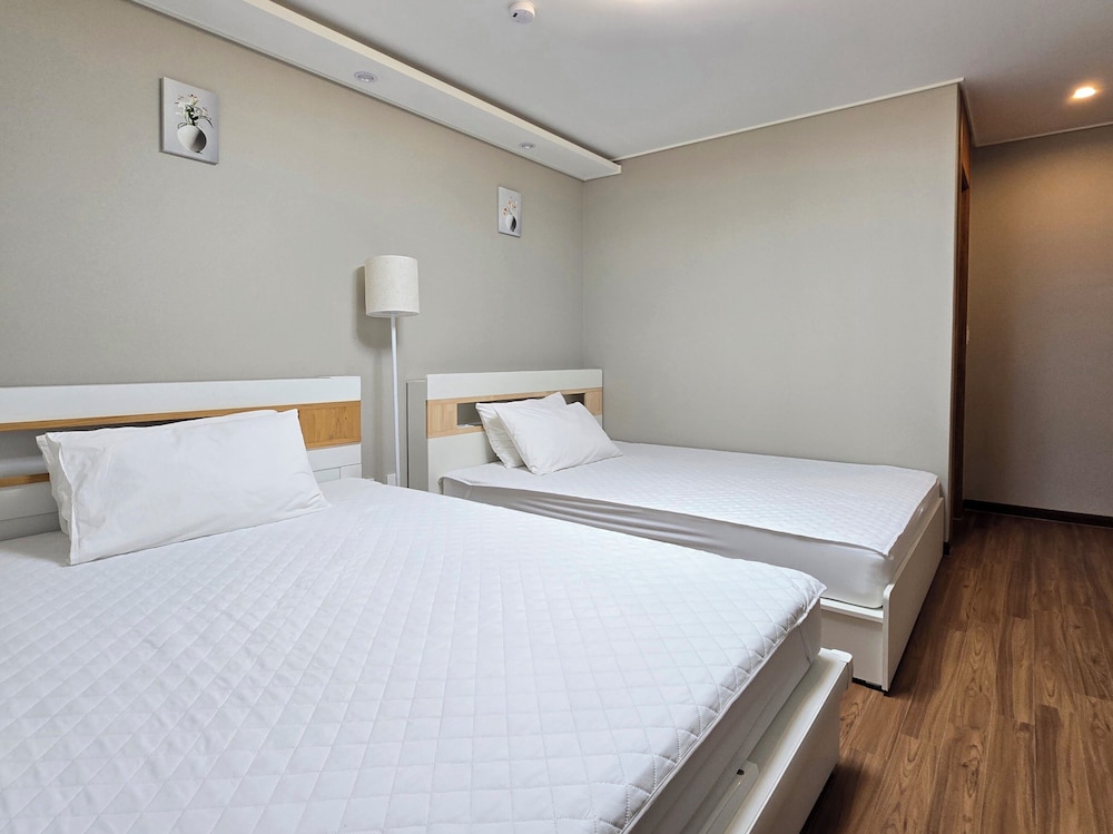 Standard Quadruple Room (non-Korean nationals only) photo 2