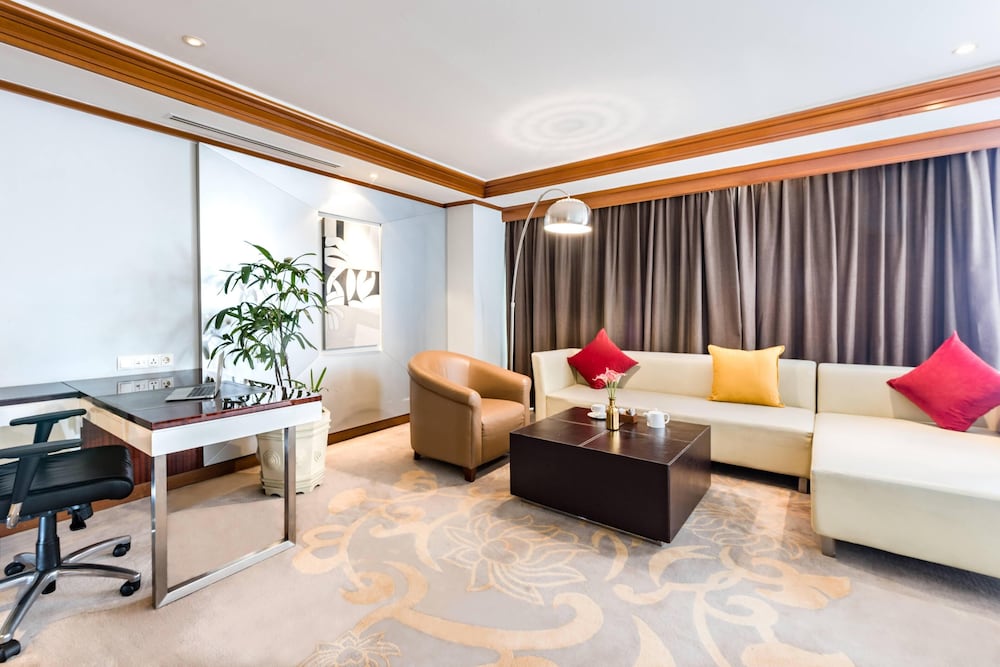 Room, 1 King Bed, Non Smoking (Executive Business) - Photo 3