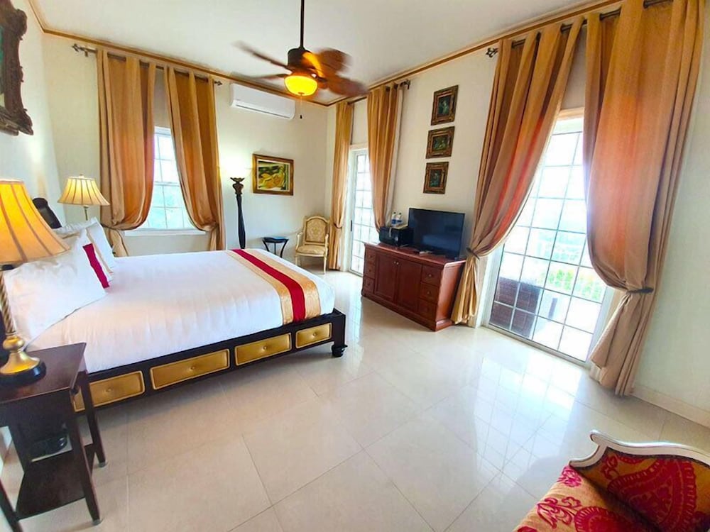 Diamond (Luxury,Ocean & Pool View,Balcony)