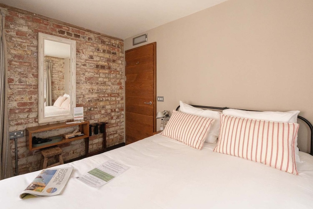 Standard Double Room, Ensuite photo 3