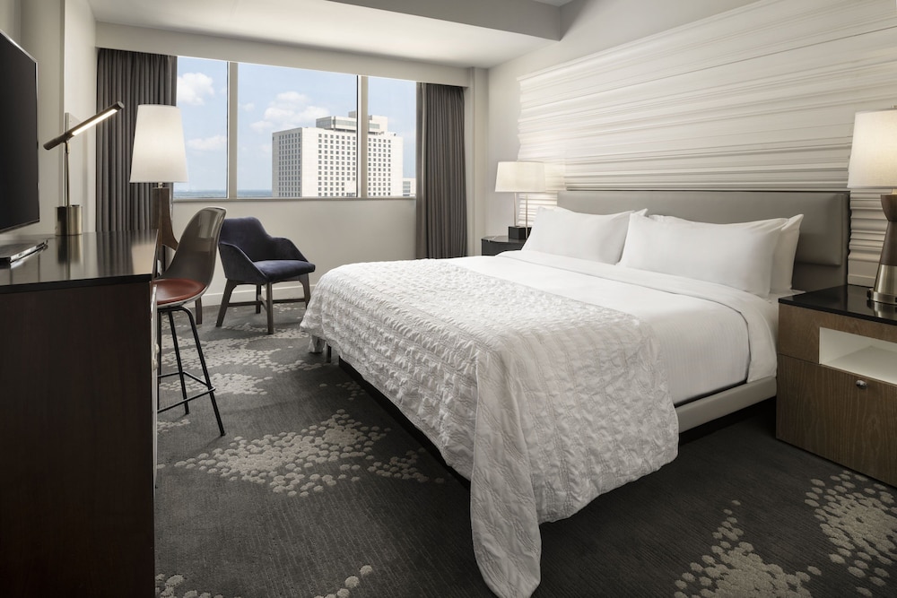 Urban, Suite, 1 King Bed, River View, Corner - Photo 1